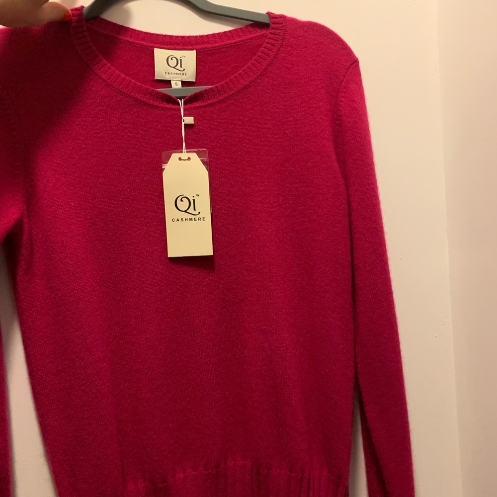 NWT Qi Cashmere crewneck sweater in Berry